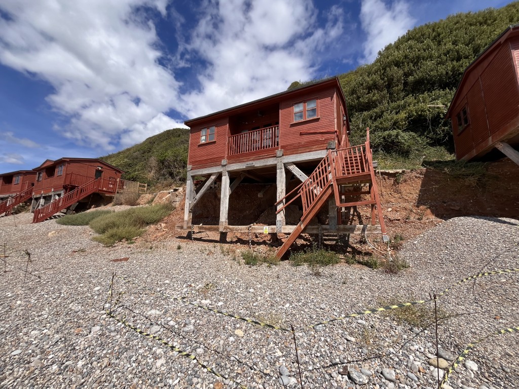 Lot: 110 - STRUCTURALLY DAMAGED BEACH HUT IN BEACH LOCATION, FOR REPAIR - Chalet